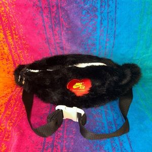 Nike x Olivia Kim Heritage Faux Fur Waist Bag Fanny Pack CT7959-010 Black Heart